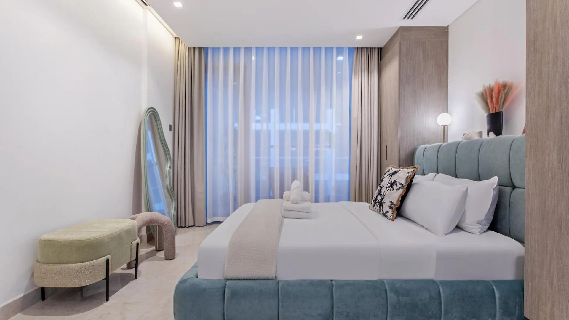 Luxury Studio! Walk To Burj Khalifa Sleeps 3! Dubai Apartment