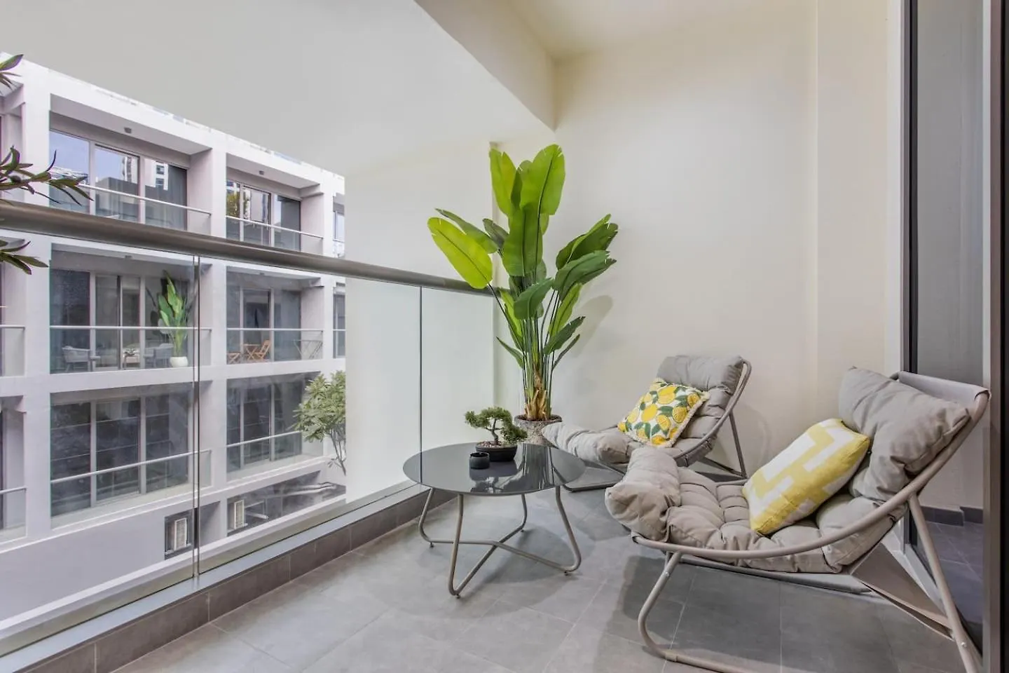 Luxury Studio! Walk To Burj Khalifa Sleeps 3! Dubai Apartment