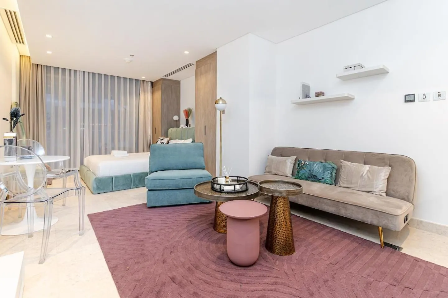 Luxury Studio! Walk To Burj Khalifa Sleeps 3! Dubai Apartment