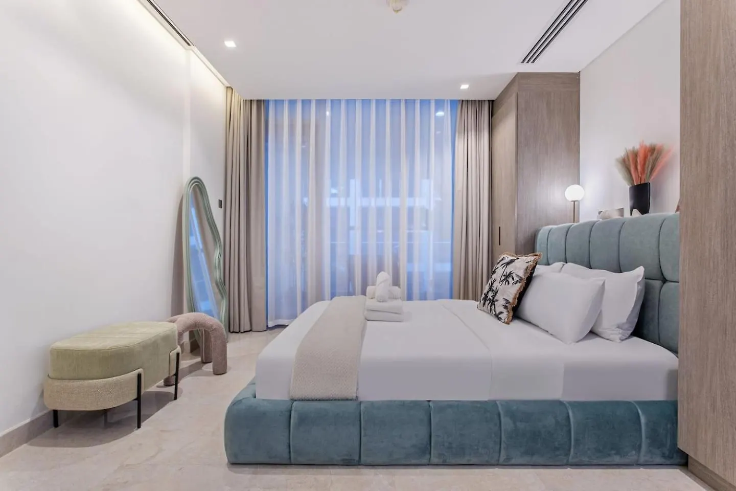 Luxury Studio! Walk To Burj Khalifa Sleeps 3! Dubai Apartment