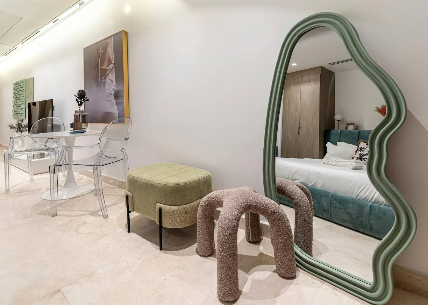 Apartment Luxury Studio! Walk To Burj Khalifa Sleeps 3! Dubai