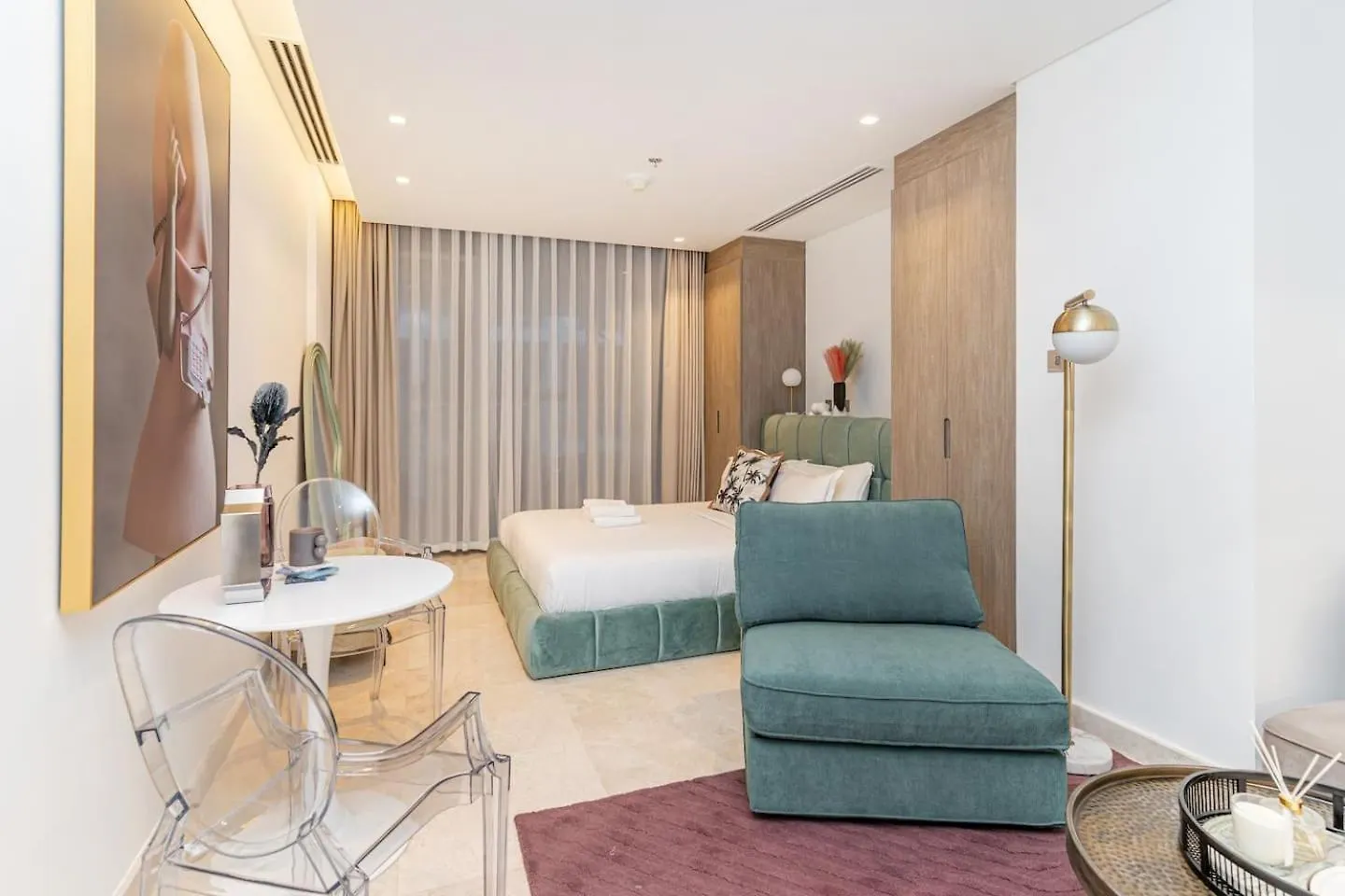 Luxury Studio! Walk To Burj Khalifa Sleeps 3! Dubai Apartment