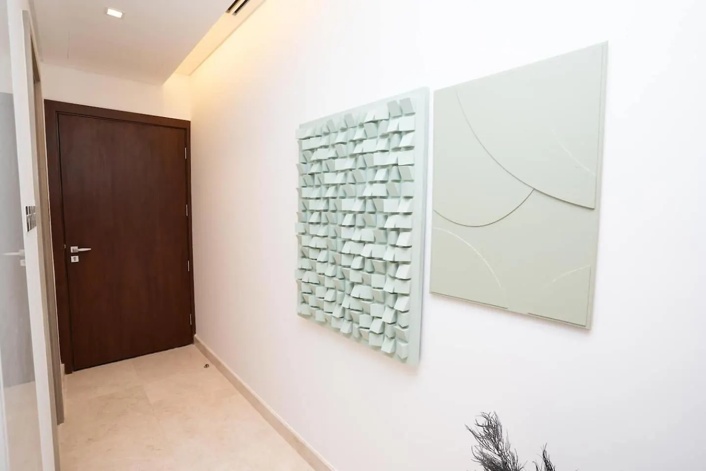 Luxury Studio! Walk To Burj Khalifa Sleeps 3! Dubai Apartment