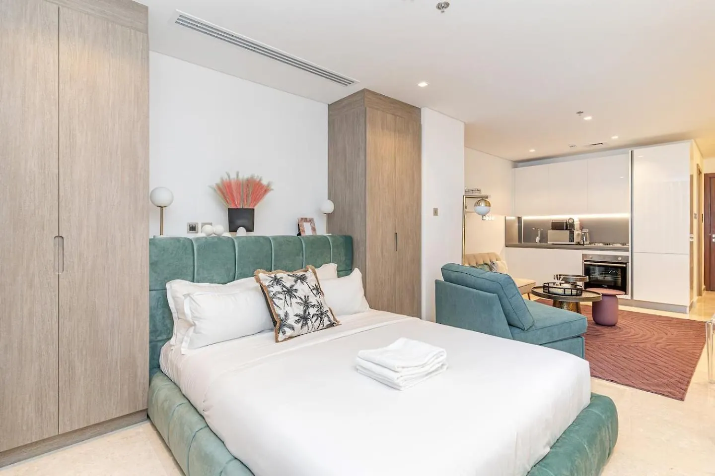 Luxury Studio! Walk To Burj Khalifa Sleeps 3! Dubai