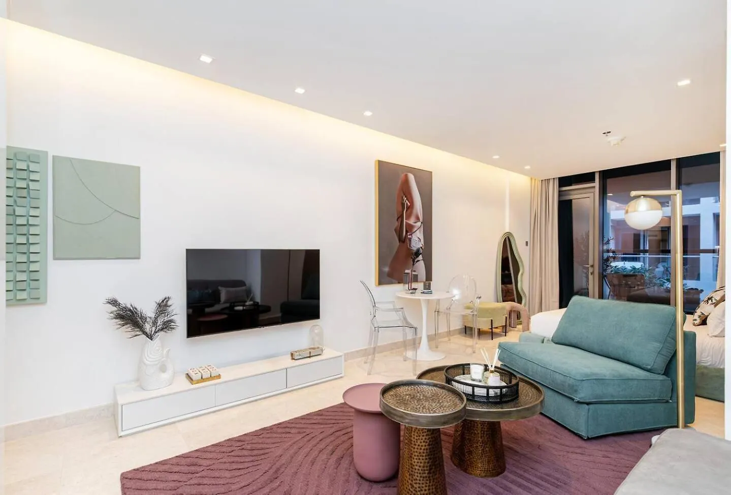 Luxury Studio! Walk To Burj Khalifa Sleeps 3! Dubai Apartment