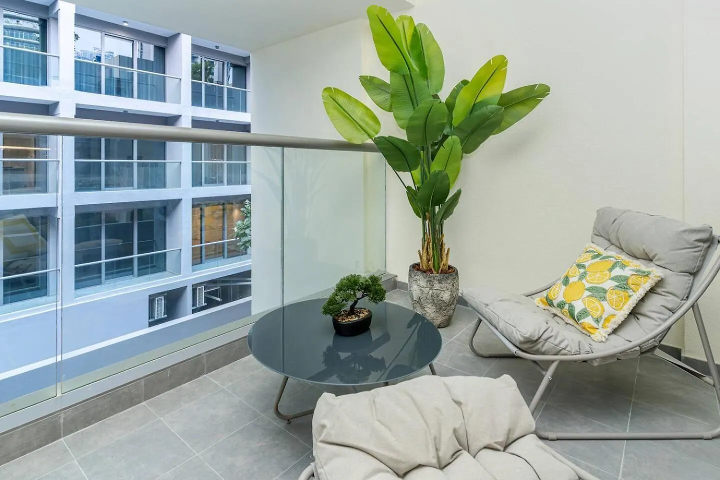 Luxury Studio! Walk To Burj Khalifa Sleeps 3! Dubai