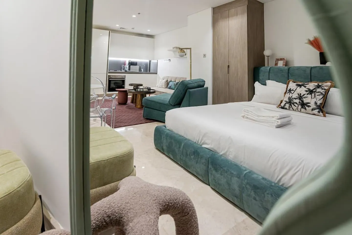 Luxury Studio! Walk To Burj Khalifa Sleeps 3! Dubai