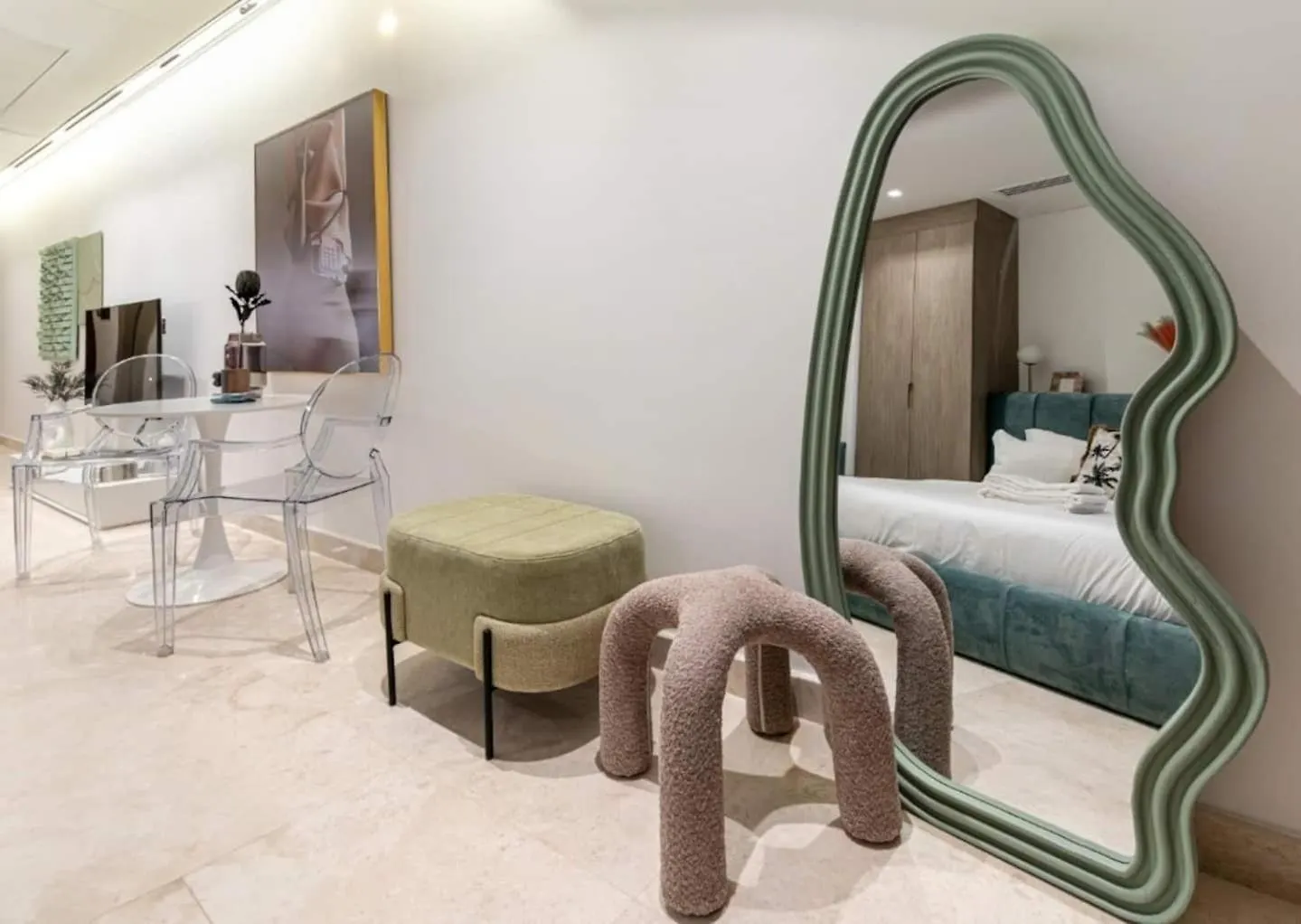 Luxury Studio! Walk To Burj Khalifa Sleeps 3! Dubai