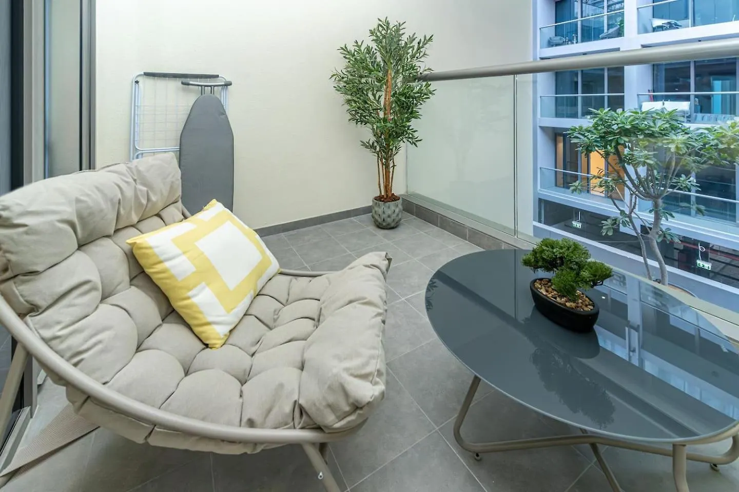 Luxury Studio! Walk To Burj Khalifa Sleeps 3! Dubai