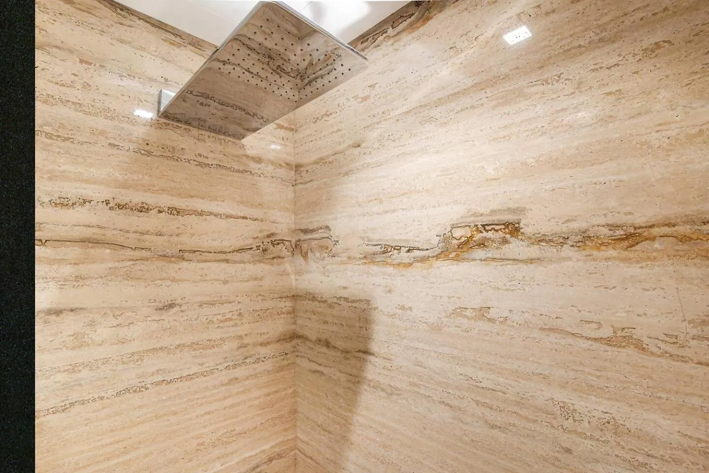 Luxury Studio! Walk To Burj Khalifa Sleeps 3! Dubai Apartment