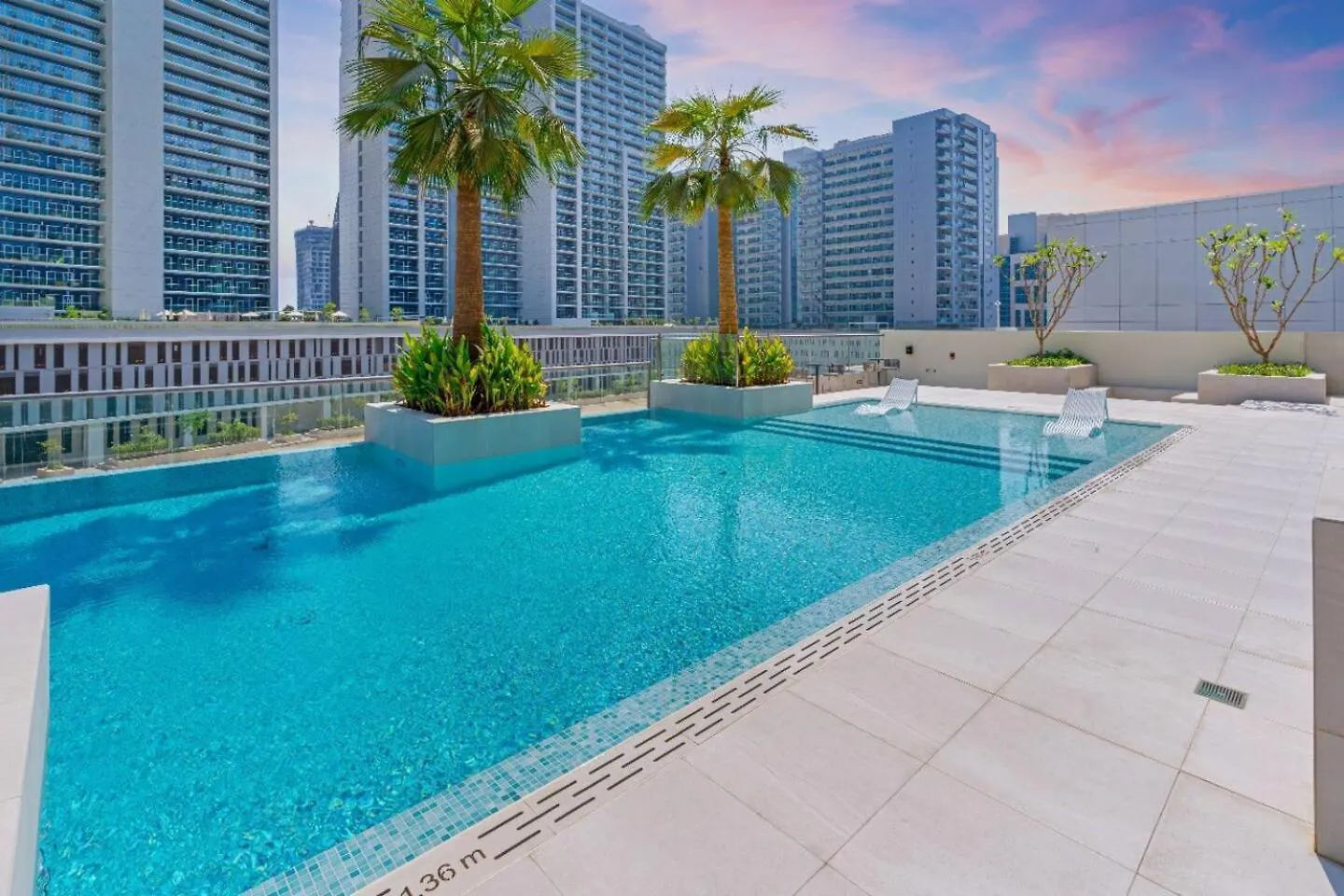 Apartment Luxury Studio! Walk To Burj Khalifa Sleeps 3! Dubai