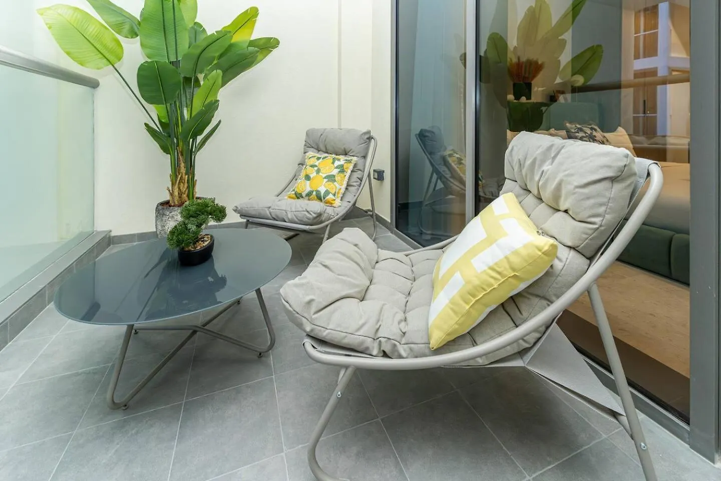 Apartment Luxury Studio! Walk To Burj Khalifa Sleeps 3! Dubai