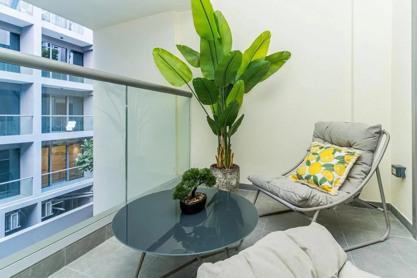Luxury Studio! Walk To Burj Khalifa Sleeps 3! Dubai United Arab Emirates
