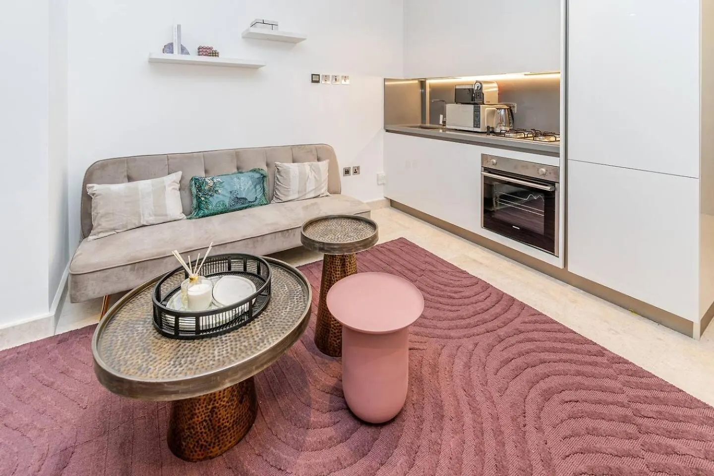 Apartment Luxury Studio! Walk To Burj Khalifa Sleeps 3! Dubai