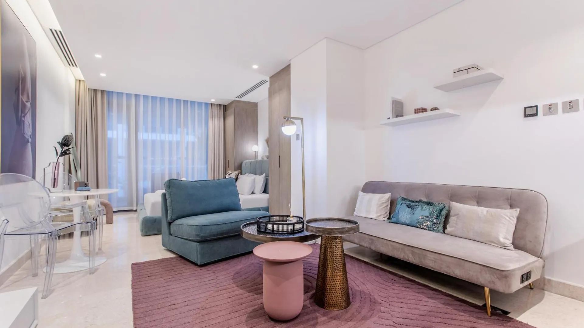 Luxury Studio! Walk To Burj Khalifa Sleeps 3! Dubai Apartment